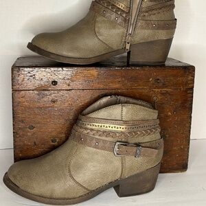 Size 8 Beige/Tan JellyPop Booties